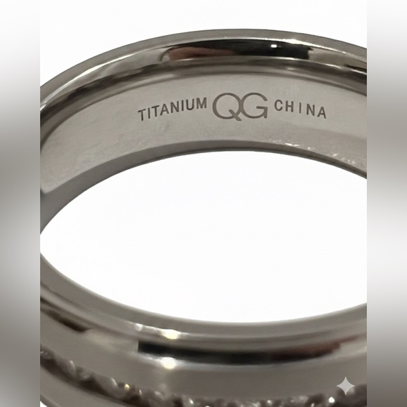 New Titanium & CZ-Accented Band Size. 9✨